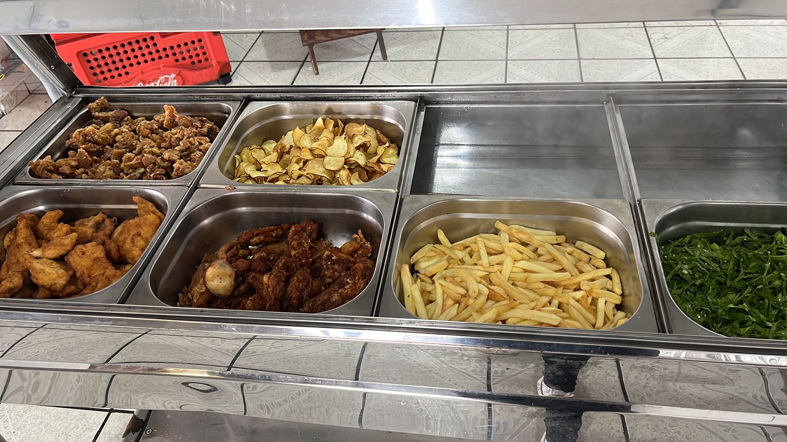 Carnes, frango frito e batatas do buffet - Sr Zulato
