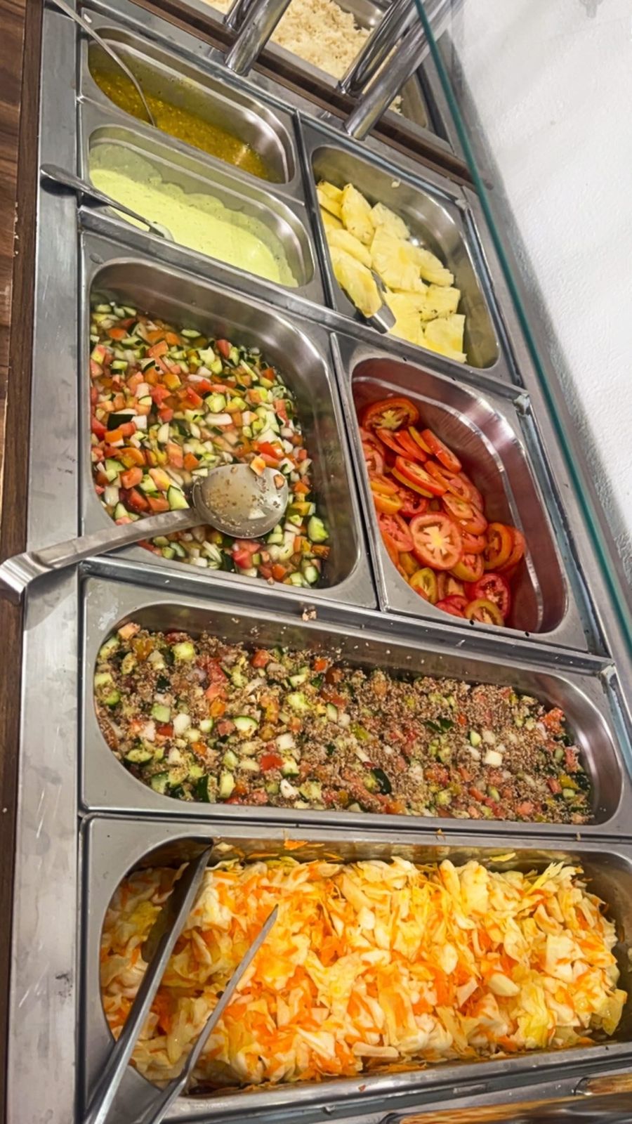 Arroz, feijão e pratos quentes do buffet - Sr Zulato